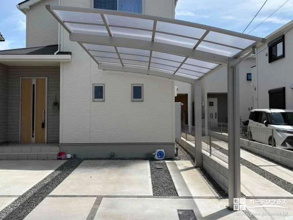 明るいカラーのフレームがお住まいにマッチするカーポート工事