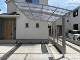 明るいカラーのフレームがお住まいにマッチするカーポート工事