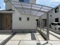 明るいカラーのフレームがお住まいにマッチするカーポート工事