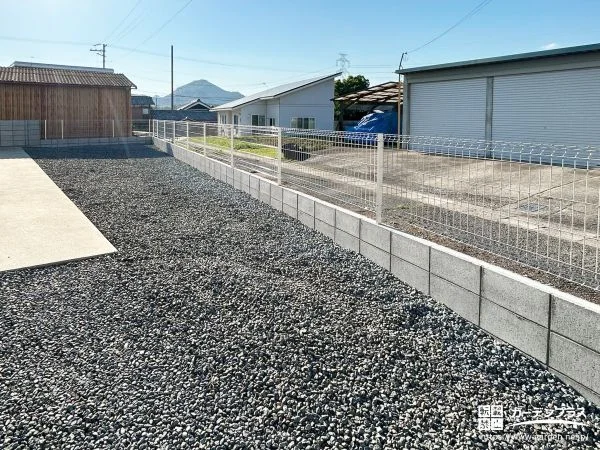 雑草対策と境界の整備でお手入れしやすいお庭周りに仕上げた工事