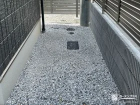 砂利ですっきりと雑草を防いだ犬走り[施工後]