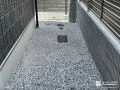 砂利ですっきりと雑草を防いだ犬走り