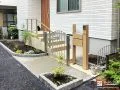 アプローチと門周りを柔らかく彩るピンコロ石の植栽スペース工事