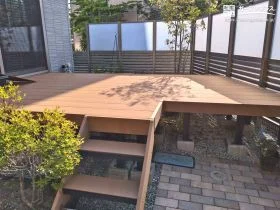 裸足でも心地よく過ごせるウッドデッキ[施工後]