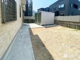 広々としたお庭に物置とステップを設置して利便性を高めた工事
