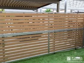 木目調で優しい印象のフェンスで目隠しをした人工芝のお庭工事