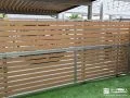 木目調で優しい印象のフェンスで目隠しをした人工芝のお庭工事