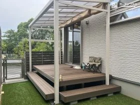 部屋のようにくつろげる木調が美しいウッドデッキ[施工後]