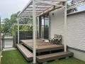 部屋のようにくつろげる木調が美しいウッドデッキ