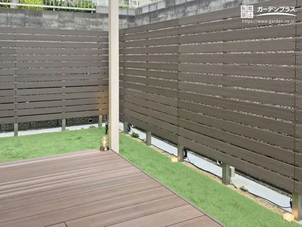 リアルな木目調が美しい樹脂製のウッドフェンス