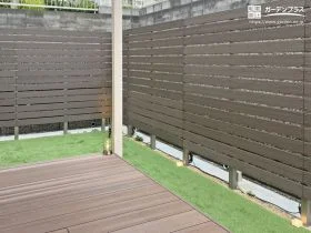 リアルな木目調が美しい樹脂製のウッドフェンス[施工後]