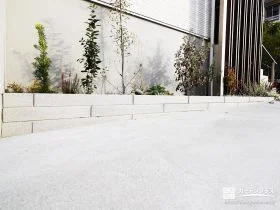 スタイリッシュな化粧ブロックで施工した花壇