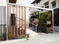 玄関の視線を逸らす縦格子