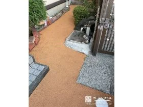 柔らかな素材で歩きやすさに配慮したアプローチのリフォーム工事