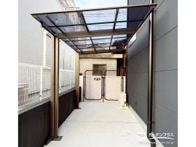 落ち着いたブラウンカラーのフレームのカーポート設置工事