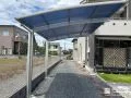 優しくカーブを描く屋根が外構に馴染むカーポートの設置工事