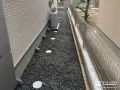 すっきりと雑草対策を施した犬走り