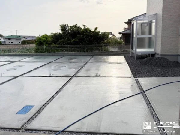 スリット入りのコンクリートで快適な駐車スペースを設けた工事