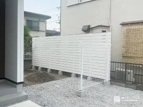 ホワイトカラーのフェンスで圧迫感なく目隠し[施工後]