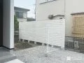 ホワイトカラーのフェンスで圧迫感なく目隠し