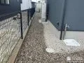 砂利ですっきりと雑草対策をした犬走り