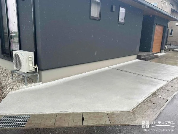 お手入れがしやすく雨の日も快適な駐車スペースと犬走り工事