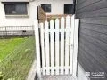 ホワイトカラーの可愛らしい門扉