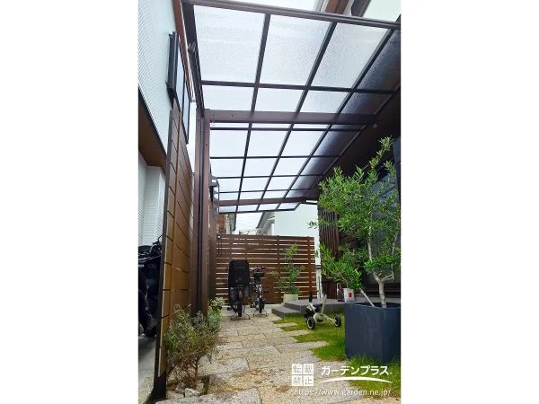 お庭に屋根を設置し雨の日も快適にお過ごしいただける工事