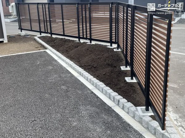 通りからの視線をやさしく遮るスタイリッシュな目隠しフェンス