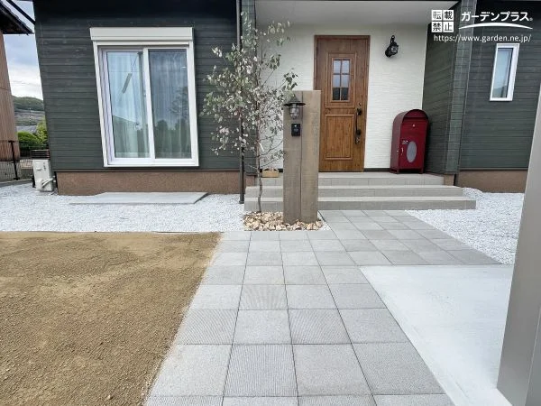 機能門柱がかわいらしいナチュラルな玄関まわり