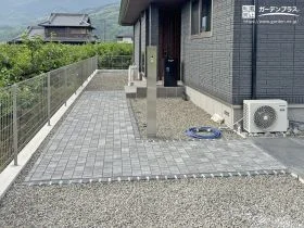 石畳風アプローチで引き締まる、シックな玄関まわり[施工後]