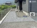 石畳風アプローチで引き締まる、シックな玄関まわり