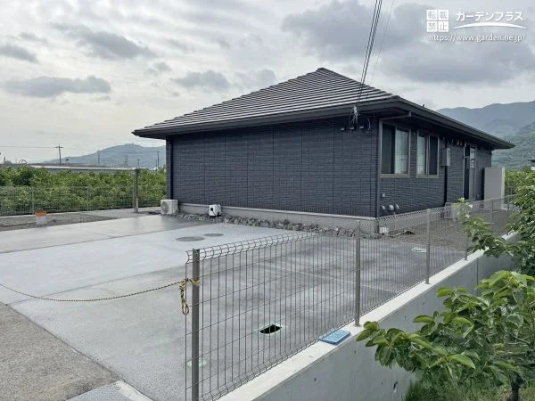 黒い外壁を引き立てるシンプルモダンな新築外構