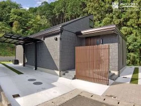 変形地も有効活用。人工芝で整えるスマートな駐車スペース[施工後]
