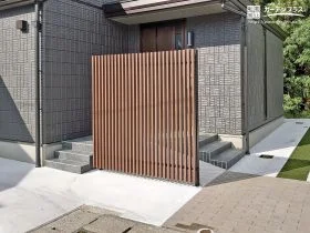 木目と縦格子でつくる、上品でやさしい玄関まわり[施工後]