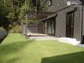 芝生が心地よい広いお庭