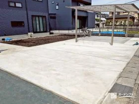 切り返しがしやすいフラットな駐車スペース[施工後]