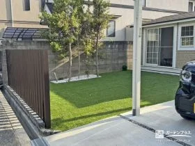 やさしく目隠し、心地よく過ごせる人工芝の庭づくり[施工後]