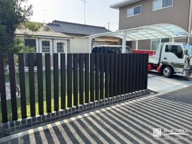 視線をやわらげるスリットフェンスが心地よい新築外構