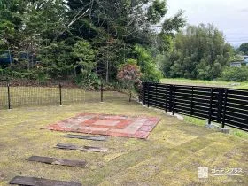 天然芝のお庭にフェンスとテラス屋根を設置したリフォーム工事
