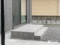 上品なグレーのタイル貼りで仕上げたタイルデッキ