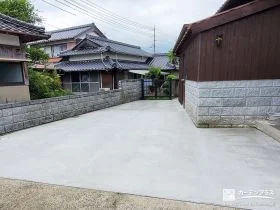 土のままだった駐車スペースに土間コンクリートを打設した工事