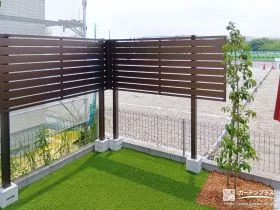 2段支柱を用いて必要な部分だけ目隠しできるフェンスの設置工事