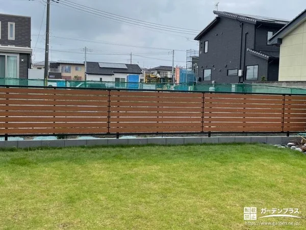 片面木目調のフェンスをセレクトし効率よく目隠しをした工事