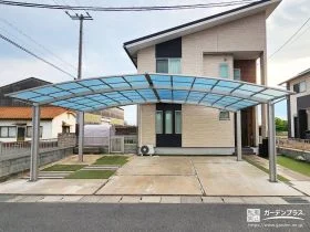 3台分の駐車スペースをカバーする大きなカーポートの設置工事