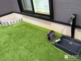 人工芝にピンコロ石の植栽スペースが映えるお庭リフォーム工事