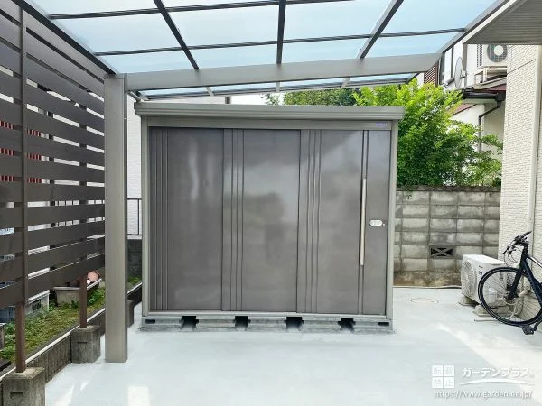 優しいブラウンカラーがお庭に馴染む物置