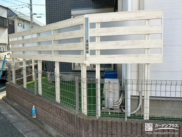 2段支柱を用いて上の段のみ目隠しした圧迫感のないフェンス工事