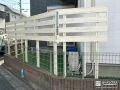 2段支柱を用いて上の段のみ目隠しした圧迫感のないフェンス工事