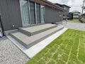 建物との色調をそろえた上品なタイルデッキ